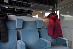 Dargestellt ist eine Sitzreihe in einem Abteil des Rheingold