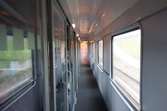 Gezeigt wird die Enge der Gänge in den Abteilwagen