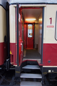 Blick von außen auf eine geöffnete Tür eines Abteilwagens