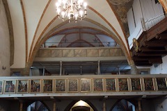 In der Dorfkirche: Blick auf den Chor mit Orgel