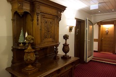 Viele schöne alte Schränke in den Fluren