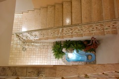 Treppenhaus mit Blick auf den Brunnen vor dem SPA-Bereich