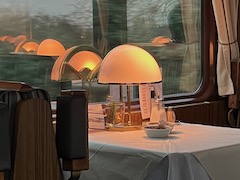 Tisch im Speisewagen mit der typischen Tischlampe mit halbem Schirm