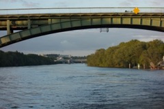Die erste Brücke wird in Rückwärtsfaht passiert