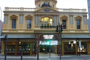 Einkaufspassage bei Tag