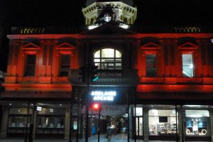 Einkaufspassage bei Nacht