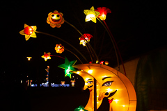 Monde schmücken die Zoo-Mauer. Wer mit der Straßenbahn nur vorbei fährt, könnte sie auch für Bananem halten :)