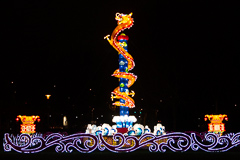 Eine Drachensäule vor dem Eingang