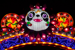 Drinnen begrüßt der Panda als zentrales Element im Torbogen