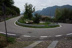 Straße mit Einfahrt zum Haus