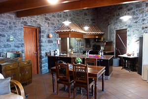 Esstisch vor offener Küche