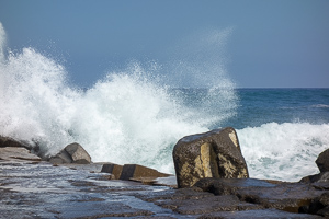 An einem (abgesperrten) Weg zu den Klippen bricht sich die Brandung