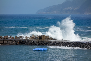 Vorne das geschützte Naturbecken, dahinter der offene Atlantik