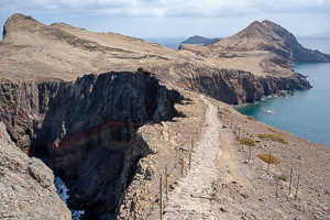 Der zu überquerende Grat rückt näher. Am Ende rechts der Pico do Furado