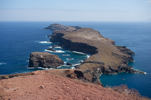 Hier ist die Insel Madeira zu Ende. Was da vor uns liegt sind die Inseln Ilhéu de Cevada und Ilhéu do Farol