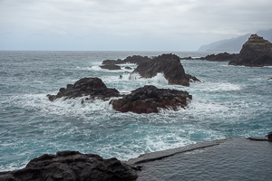 Oben das Becken, darunter das Meer