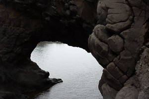 Man kann durch ein Felsentor schwimmen