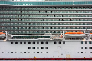 Vorbei an diesem häßlichen Pott geht es raus