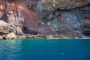 Was für Farbkontraste zwischen Wasser und Vulkangestein