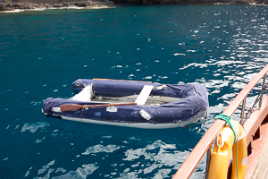 Mit diesem Schlauchboot geht es an Land