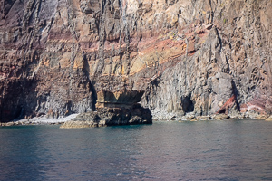 Der Kopf des Felsens im Vordergrund hat eine seltsam glatte Form