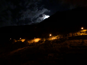 Der Mond verschwindet hinter den Bergen