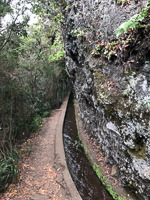 Rechts die Felswand, dann die Levada, der Weg und der Abgrund