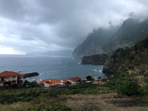 Wieder zurück. Bei uns hängen die Wolken heute sehr tief