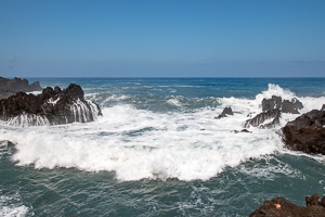 Was auf dem Foto so harmlos aussieht, waren gewaltige Wassermassen, die mit macht gegen die Insel strömten