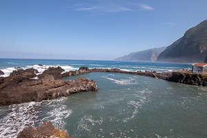 Das Naturbecken im Weitwinkel. Vorne links sieht man den überspülten Steinwall, der das Becken vom Atlantik trennen soll