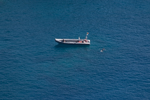 Von weit oben fotografiert: Ein Schnorchler in ruhigen, südlichen Gewässern