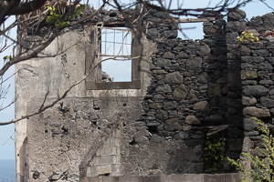 Auffällig sind die vielen Ruinen im Dorf