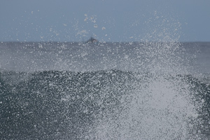 Gischt verdeckt das Objekt