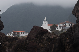 Die Dorfkirche oben auf dem Berg unter den Wolken