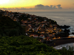 Unser Dorf in der Dämmerung (Handy). Da wo der Bus steht, ist etwas höher links unser Haus hinterm Busch