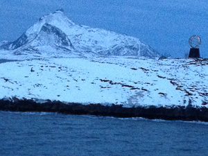 Der Polarkreis im ersten Dämmerlicht (mit dem Handy aufgenommen, daher miese Qualität)