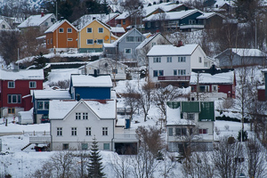 Die bunten Häuser von Ørnes, jetzt schon ganz nah