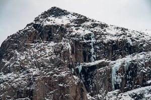 Die Felsen sind voller kleinerer vereister Rinnsale.Bekomme ich mit meiner Ausrüstung auf dem fahrenden Postschiff bei den Lichtverhältnissen leider nicht schärfer hin