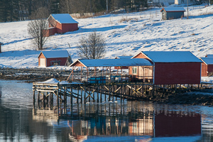Roter Schuppen mit teilüberdachtem Steg