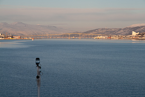 Wir erreichen Tromsø. Links die Eismeer-Kathedrale