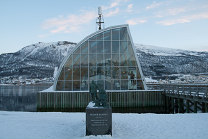 Das Ein-Schiff Museum mit Denkmal des norwegischen Polarforschers und Amundsen Begleiters Helmer Hanssen