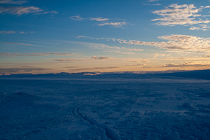 Es ist 14 Uhr. Aufgrund des Sonnenstandes herrscht schon Abendstimmung