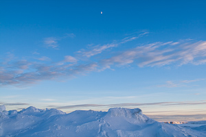 Blauer Himmel und weißer Schnee, eine tolle Kombination
