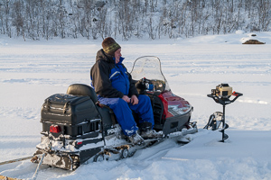Die Fischerfamilie beim Eisfischen