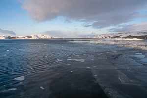 Die Hafenausfahrt von Kirkenes ist vereist