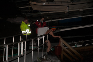 Einige mutige baden im eiskalten Wasser im Hafen von Vardø