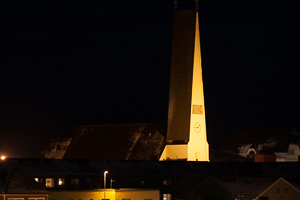 Es ist tatsäschlich 17 Uhr! Die Kirchenuhr geht falsch.
