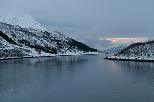 Häuser an der Einfahrt zum Raftsund