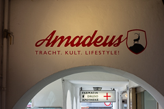 Trachtenhinweis im Laubenbogen