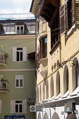 Häuserschlucht mit Erker